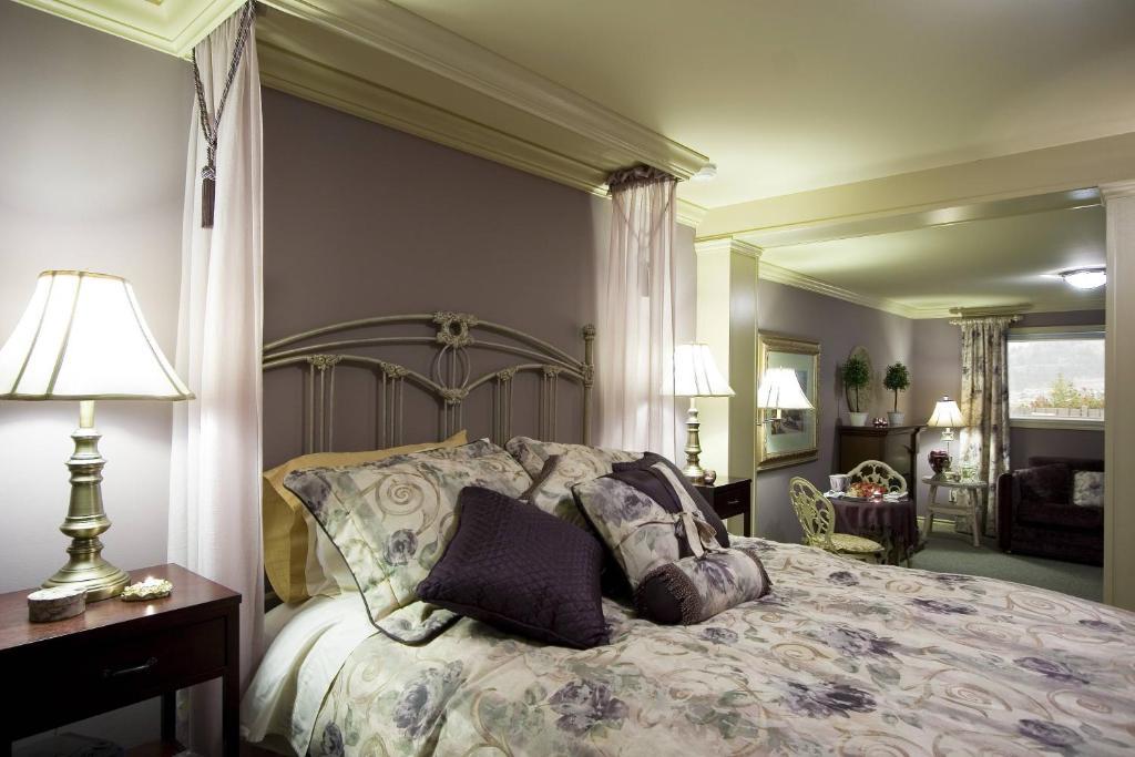 كيلوانا A Vista Villa Couples Retreat الغرفة الصورة