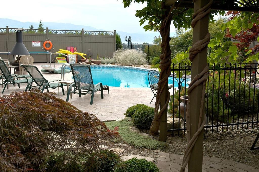 كيلوانا A Vista Villa Couples Retreat الغرفة الصورة